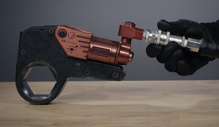 油圧ホースの接続とエア抜き